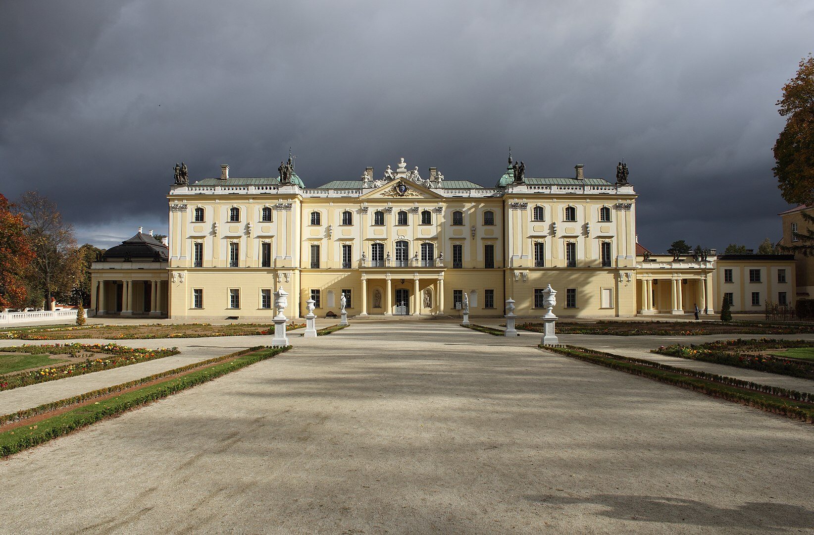 Pałac ze zdjęcia znajduje się w Białymstoku. Jest to: