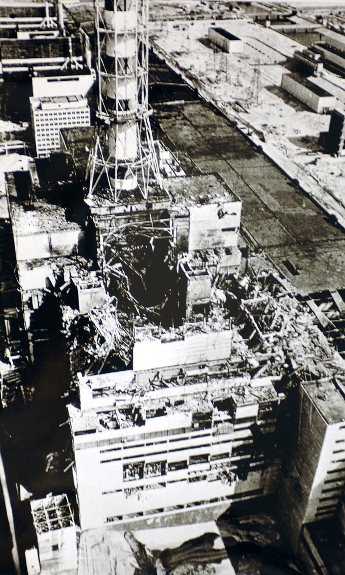 Blok reaktora w Czarnobylu kilka miesięcy po eksplozji
