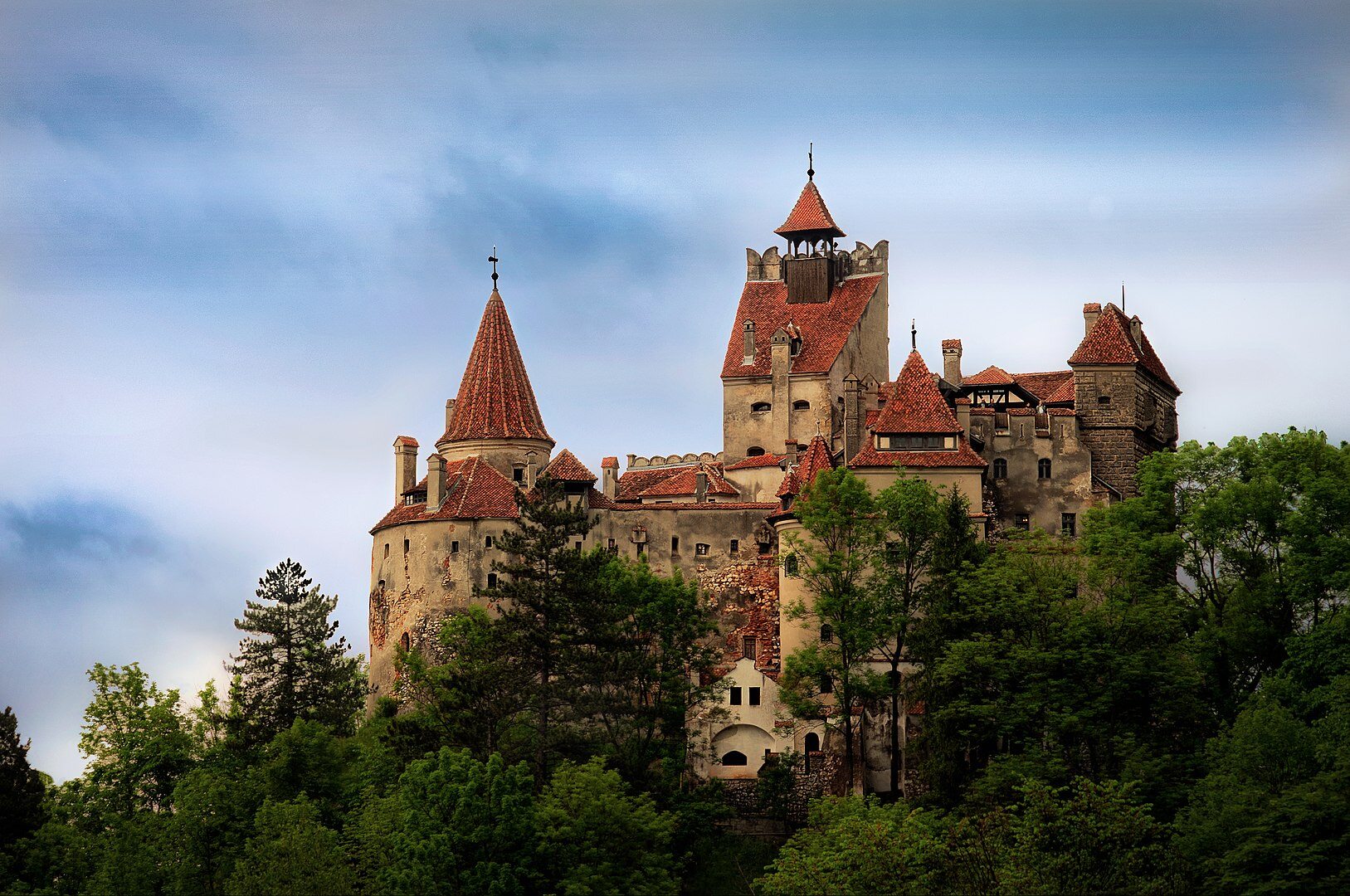 Podobno w zamku Bran mieszkał kiedyś Dracula. Gdzie znajduje się zamek?