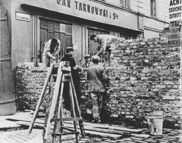Budowa mur&oacute;w getta warszawskiego na&nbsp;ulicy Świętokrzyskiej (sierpień 1940)