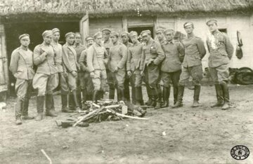 Kryzys przysięgowy. Legioniści 2&nbsp;Pułku Ułan&oacute;w stoją przed porzuconą bronią po&nbsp;odmowie złożenia przysięgi