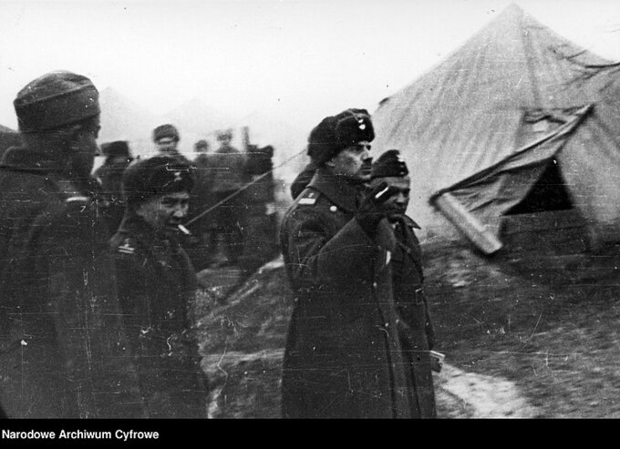 Gen. Władysław Anders (trzeci od lewej) i szef sztabu płk dypl. Leopold Okulicki (drugi od lewej) dokonują inspekcji oddziałów Armii Polskiej w ZSRR, 1941–1942