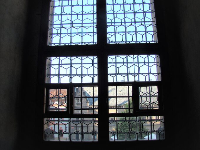 Okno w zamku na Hradczanach w Pradze, z którego w 1618 roku Czesi wyrzucili cesarskich namiestników (defenestracja praska)