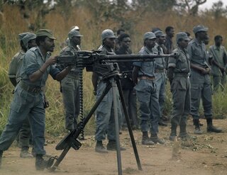 Angolscy partyzanci z&nbsp;FNLA (Narodowy Front Wyzwolenia Angoli) podczas ćwiczeń, 1974&nbsp;r.