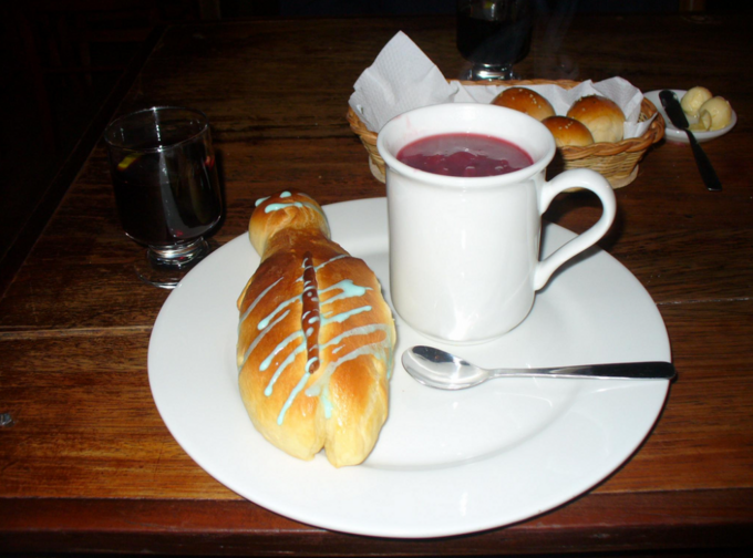 Potrawa sporządzana z okazji Dnia Zmarłych w Ekwadorze. Guaguas de pan (chlebek) oraz colada morada (napój)