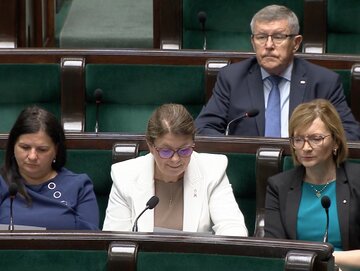 Posłanka PiS Wioletta Kulpa (w środku) w&nbsp;Sejmie