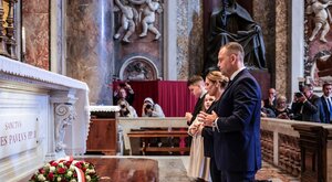 Miniatura: Rodzina Nawrockich modliła się przy grobie...