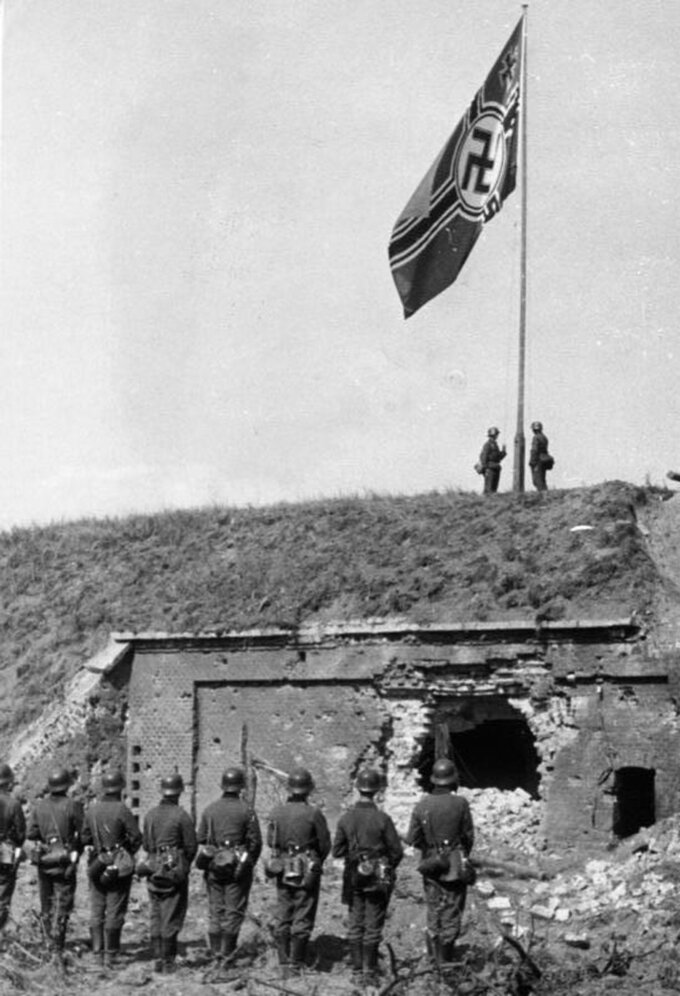 Niemcy wciągają na maszt flagę III Rzeszy na Westerplatte, 8 września 1939 roku