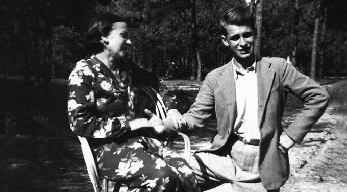 Krzysztof Kamil Baczyński z&nbsp;matką Stefanią