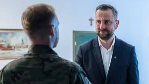 Miniatura: Żołnierz zaatakowany przez migrantów....