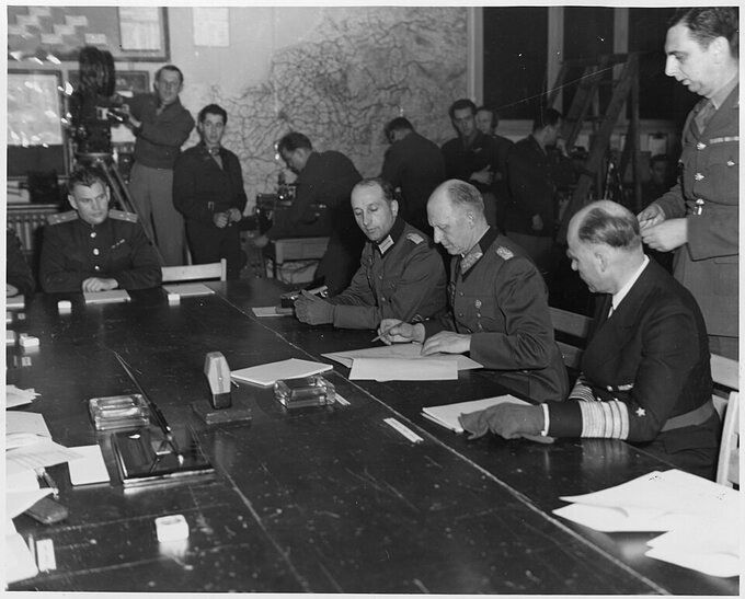 Generał Alfred Jodl podpisuje dokumenty kapitulacji bezwarunkowej kapitulacji Niemiec w&nbsp;Reims we&nbsp;Francji, 7&nbsp;maja 1945