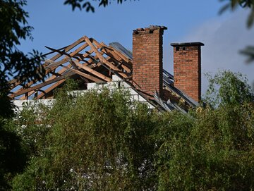 Zniszczony dach domu w&nbsp;Wyrykach