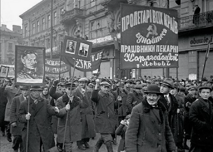 Sympatycy komunizmu na ulicach Lwowa po zajęciu go przez Armię Czerwoną. HDR