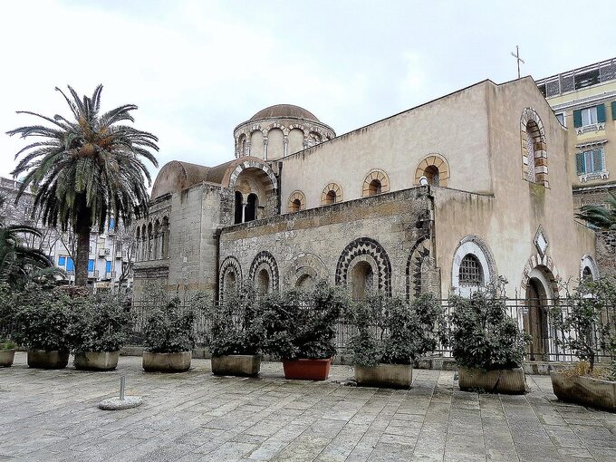 Kościół Santissima Annunziata dei Catalani, zbudowany w XII wieku, jedna z nielicznych budowli, które przetrwały trzęsienie ziemi