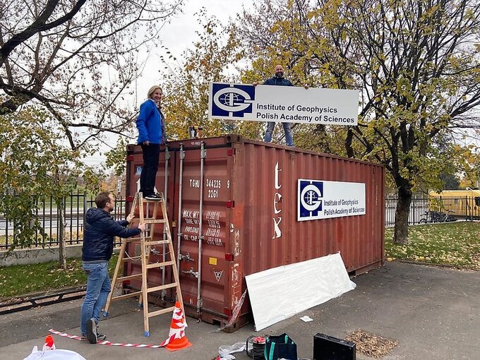 Pakowanie sprzętu na wyprawę na Antarktydę