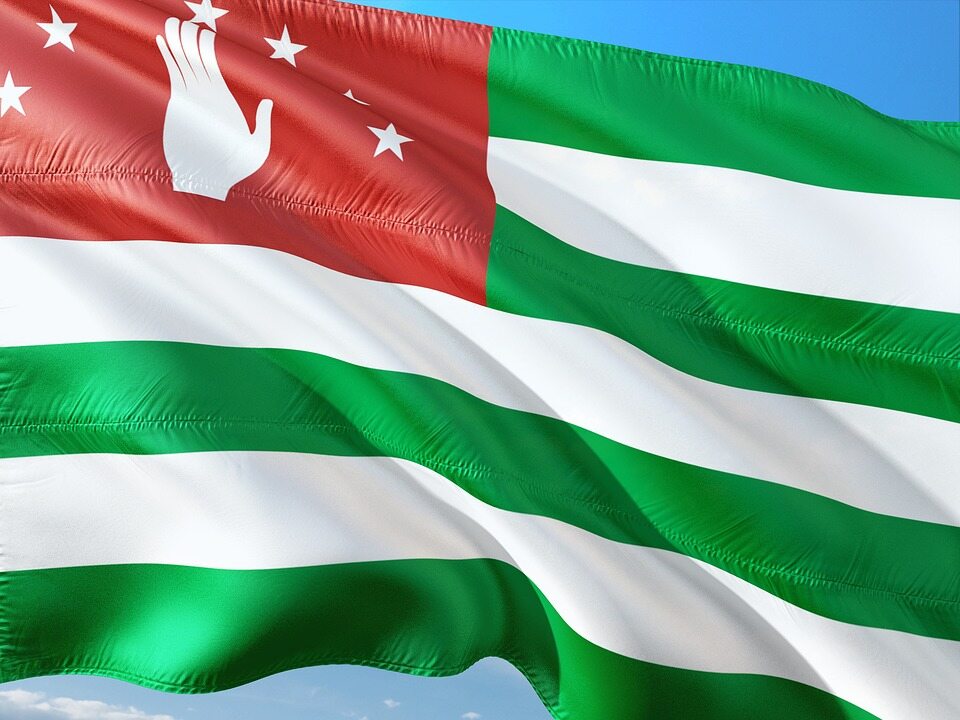 Które z poniższych państw NIE uznaje niepodległości Abchazji?
