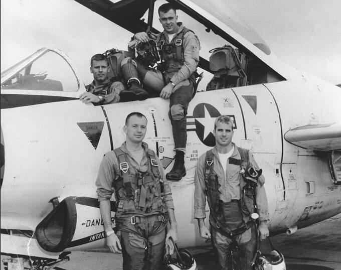 John McCain (po prawej na dole) z kolegami ze szwadronu