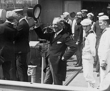 Woodrow Wilson wraca z&nbsp;konferencji pokojowej w&nbsp;Wersalu na&nbsp;pokładzie okrętu USS George Washington