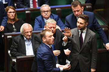 Marek Suski i&nbsp;Patryk Jaki osłaniają Jarosława Kaczyńskiego przed Sławomirem Nitrasem
