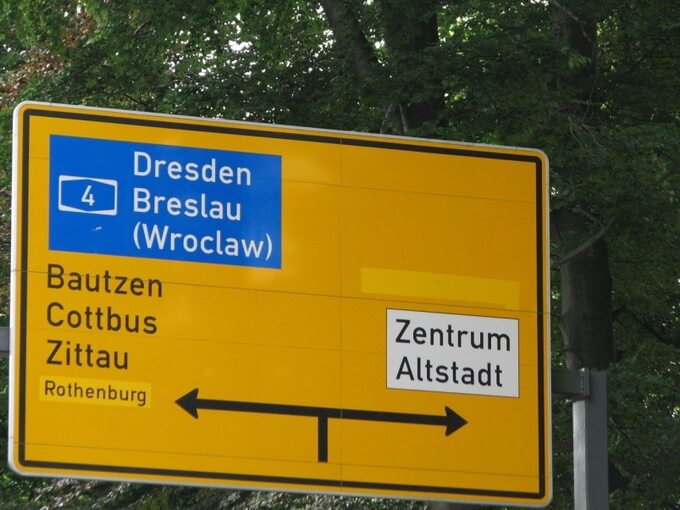 Niemieckie drogowskazy zawierają teraz polskie nazwy miast