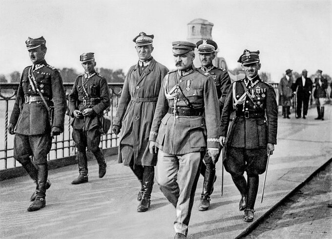 12 maja 1926, marszałek Józef Piłsudski przed spotkaniem z prezydentem RP Stanisławem Wojciechowskim na moście Poniatowskiego
