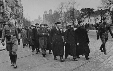 Żydzi eskortowani w&nbsp;drodze do&nbsp;pracy na&nbsp;Krakowskim Przedmieściu (marzec 1940)