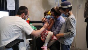 Miniatura: Izrael: Kolejki do szczepienia czwartą...