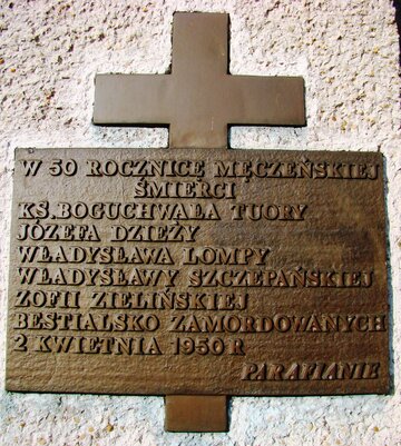 Tablica upamiętniająca zamordowanych na&nbsp;plebanii w&nbsp;Poczesnej.