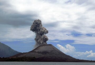Wulkan w&nbsp;Indonezji Anak Krakatau