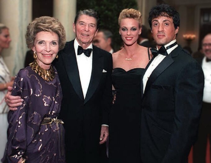 Od lewej: Nancy Reagan, Ronald Reagan, Brigitte Nielsen i Sylvester Stallone podczas uroczystości w Białym Domu (1985 r.)