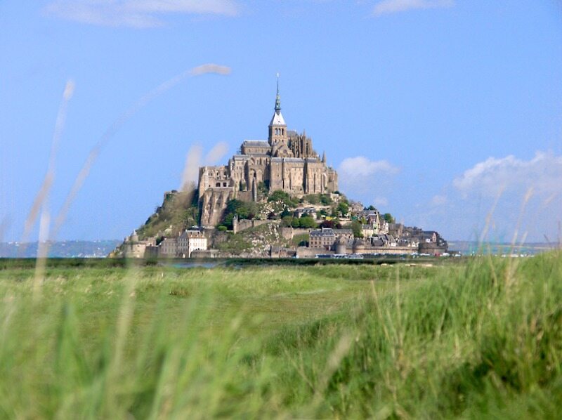 Klasztor Mont Saint-Michel to niezwykłe miejsce na mapie Francji. Czyja figura wieńczy najwyższą kopułę klasztoru?