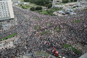 Uczestnicy Marszu Powstania Warszawskiego 2021 w godzinę "W" na rondzie Dmowskiego w Warszawie 