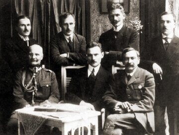 Polska delegacja na&nbsp;rozmowy pokojowe z&nbsp;bolszewicką Rosją. Od&nbsp;lewej siedzą: gen.Mieczysław Kuliński, Jan Dąbski, Stanisław Grabski,