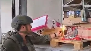 Miniatura: Izraelscy żołnierze palą żywność i niszczą...