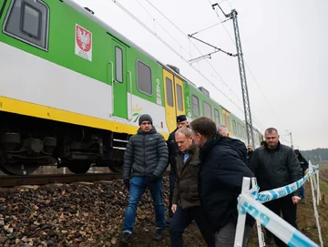 Premier Donald Tusk podczas wizyty na trasie kolejowej Warszawa-Lublin, gdzie doszło do aktu dywersji Premier Donald Tusk podczas wizyty na trasie kolejowej Warszawa-Lublin, gdzie doszło do aktu dywersji, listopad 2025 r.
