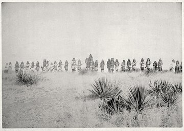 Zdjęcie przedstawiające Geronimo i&nbsp;jego wojownik&oacute;w, zrobione przed poddaniem się gen. Crookowi, 27 marca 1886&nbsp;r. w&nbsp;g&oacute;rach Sierra Madre w&nbsp;Meksyku