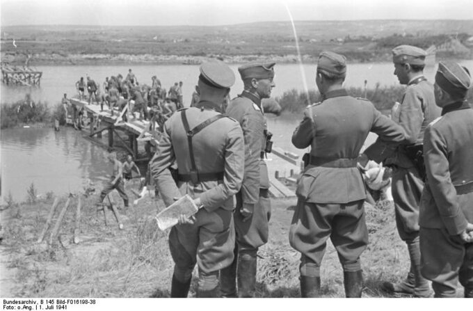 Niemieccy i rumuńscy żołnierze budują przeprawę przez Prut. 1.07.1941 r.