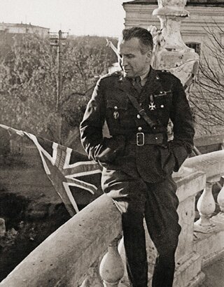 Leopold Okulicki na balkonie budynku dowództwa Armii Polskiej