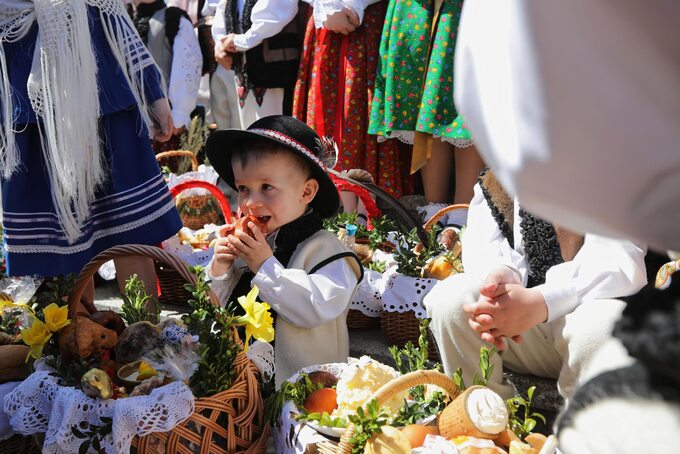 Wierni w strojach góralskich uczestniczą w święceniu pokarmów w kościele w Białym Dunajcu