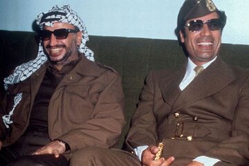 Muammar Kaddafi i&nbsp;Jasir Arafat, 1977&nbsp;r.