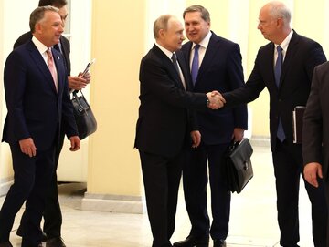 Od lewej: specjalny wysłannik USA Steve Witkoff, prezydent Rosji Władimir Putin, doradca Kremla Jurij Uszakow i&nbsp;szef rosyjskiego funduszu majątkowego Kiriłł Dmitrijew