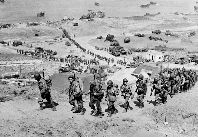 Żołnierze 2. Dywizji Piechoty USA krótko po wylądowaniu w Normandii, czerwiec 1944