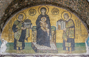 Mozaika z&nbsp;Hagia Sophia. Matka Boża trzyma Dzieciątko. Po&nbsp;Jej prawej stronie stoi Justynian Wielki pokazując model Hagia Sophia. Po&nbsp;lewej stronie stoi Konstantyn Wielki pokazując model Konstantynopola
