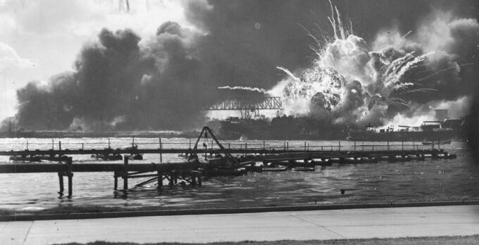 USS Shaw zaatakowany w Pearl Harbor 7 grudnia 1941 r.
