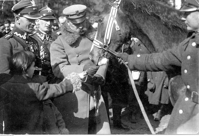 Józef Piłsudski karmiący Kasztankę w towarzystwie córek i swych adiutantów