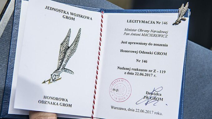 Honorowa odznaka GROM dla&nbsp;Antoniego Macierewicza