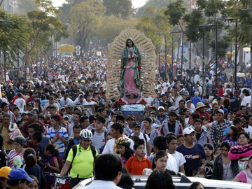 Pielgrzymi zdążający do&nbsp;sanktuarium Matki Bożej z&nbsp;Guadalupe. Mexico City, 2016 rok.
