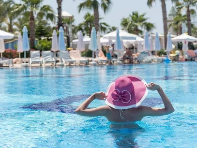 Miniatura: Polacy coraz częściej spędzają koniec roku...