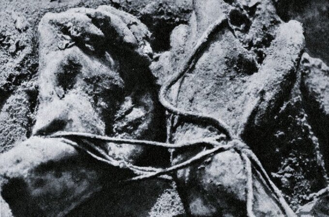 Skrępowane ręce jednej z&nbsp;ofiar zbrodni katyńskiej