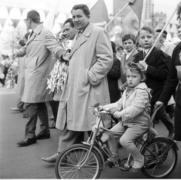 Uczestnicy warszawskiego pochodu majowego w 1963 roku 